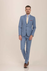 Traje. 2 botões. 1 abertura. Com ticket pocket. Calça com bolso na costura. Super Slim Fit.